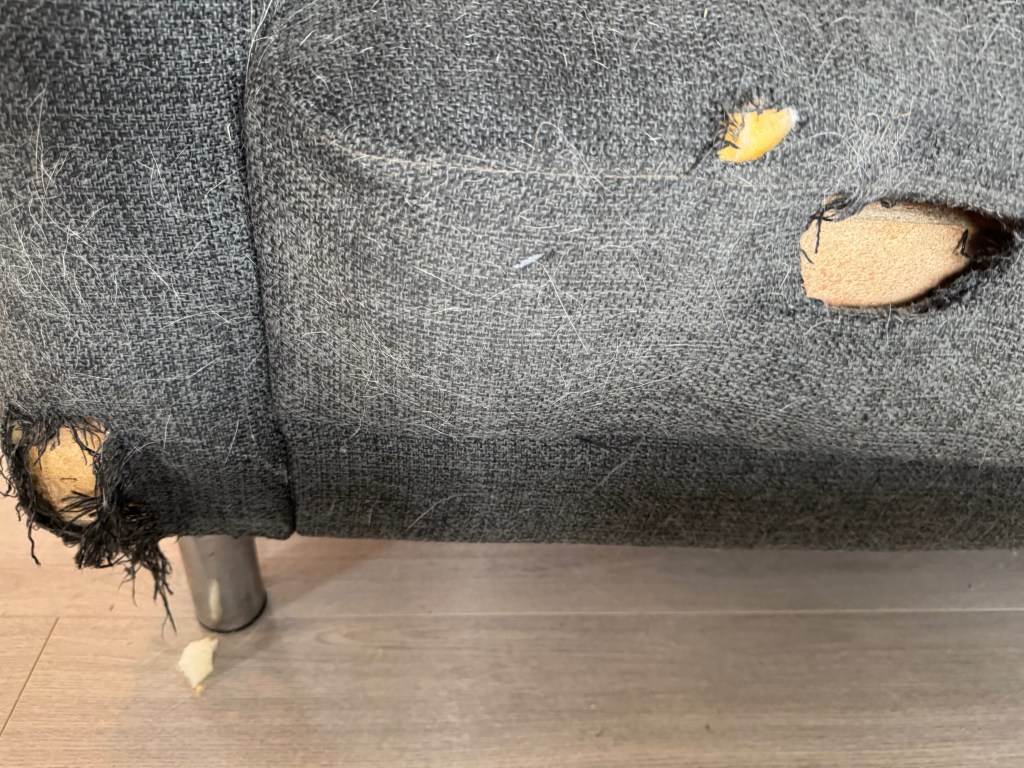 sofa med hull i stoppingen